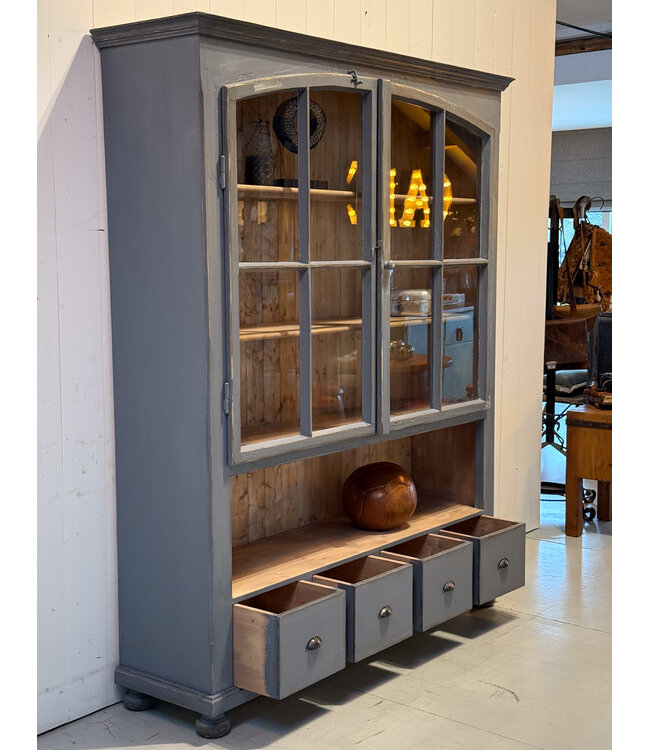 Vintage grijze buffetkast met oud glas | Vitrinekast