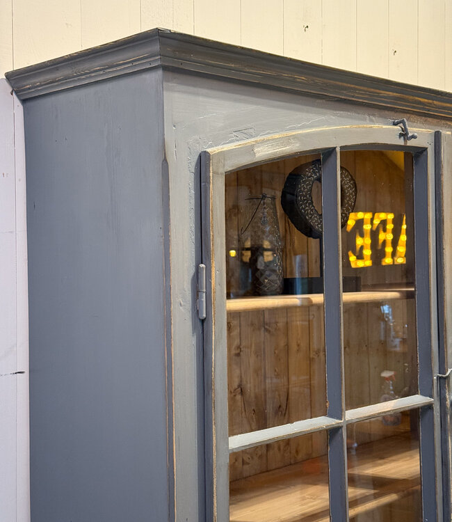 Vintage grijze buffetkast met oud glas | Vitrinekast
