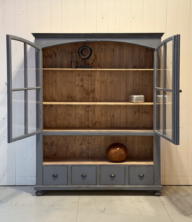 Vintage grijze buffetkast met oud glas | Vitrinekast