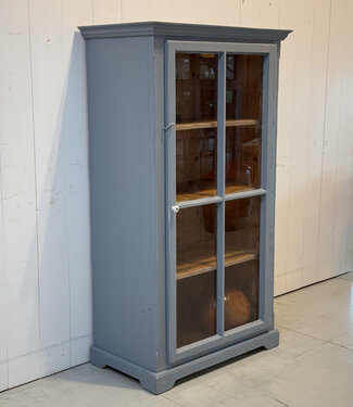 Grijze vintage vitrinekast hout met oud glas