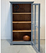Grijze vintage vitrinekast hout met oud glas