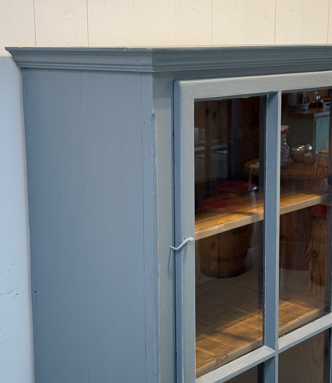 Graue Vintage-Vitrine aus Holz mit altem Glas