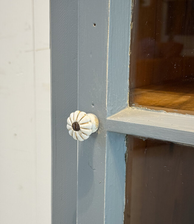 Graue Vintage-Vitrine aus Holz mit altem Glas