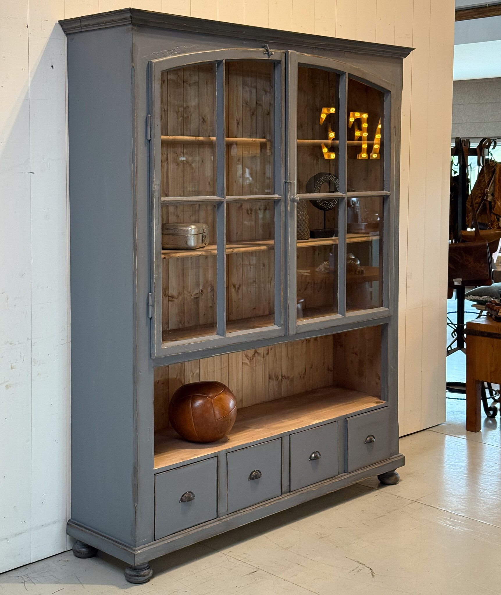 Graues Sideboard mit Vintage-Glastüren und 4 Schubladen