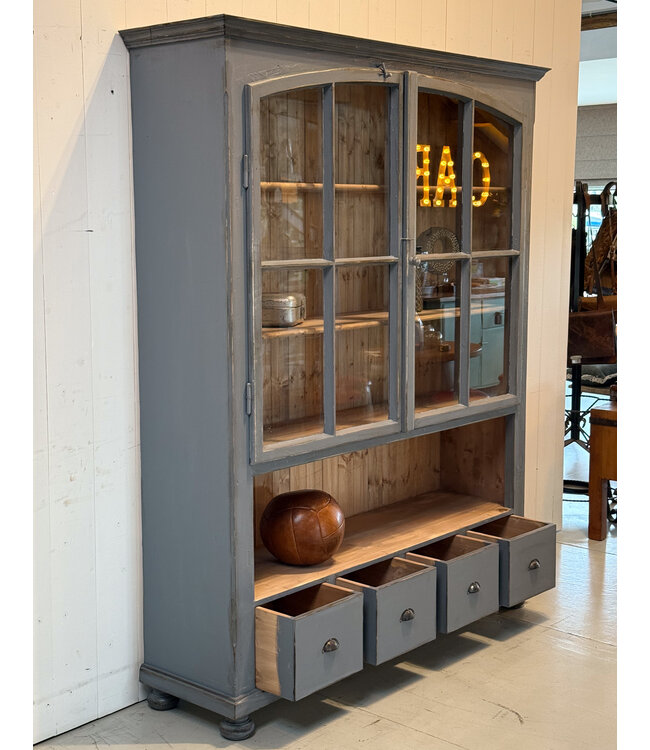 Vintage grijze vitrinekast met oud glas | Buffetkast