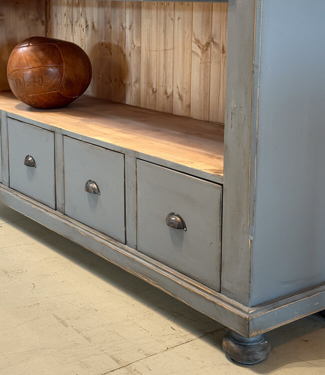 Vintage-Vitrine in Grau mit altem Glas | Sideboard