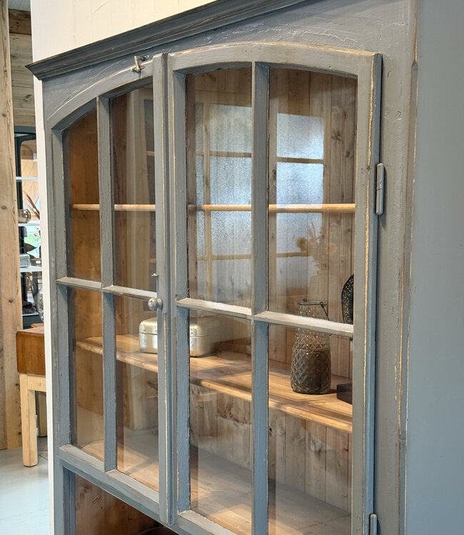 Vintage grijze vitrinekast met oud glas | Buffetkast