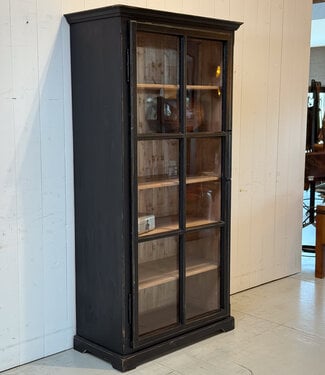Schwarzer, antiker Holzvitrinenschrank mit altem Glas