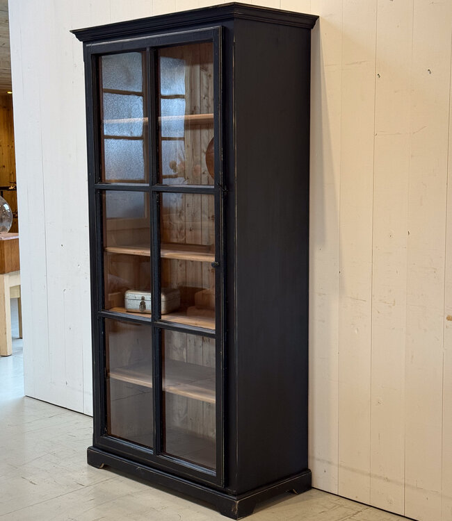 Schwarze Vintage-Vitrine aus Holz mit altem Glas