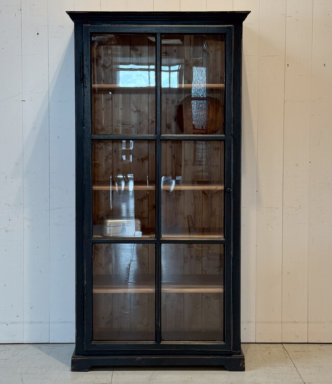 Zwarte vintage vitrinekast hout met oud glas