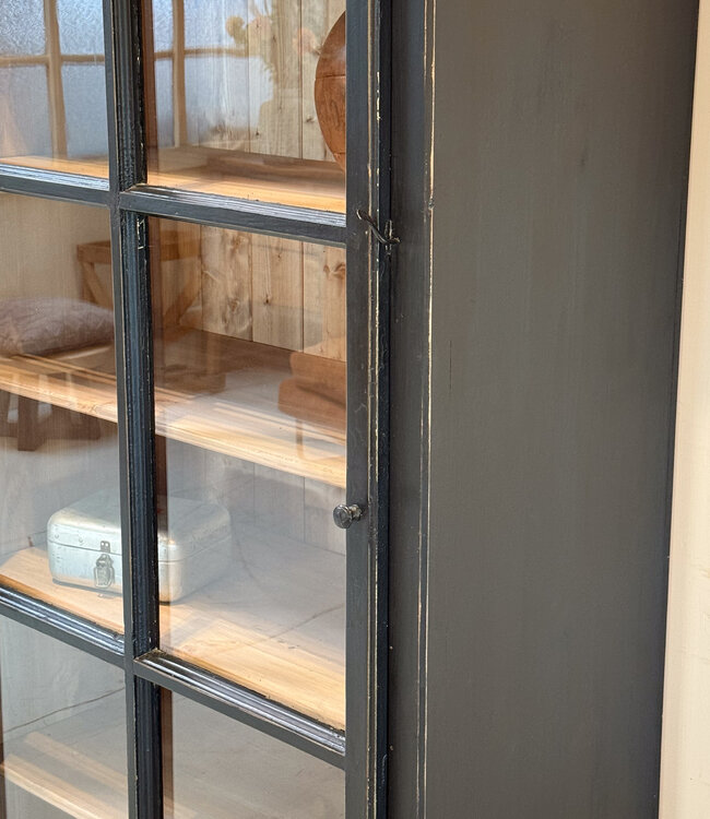 Schwarze Vintage-Vitrine aus Holz mit altem Glas