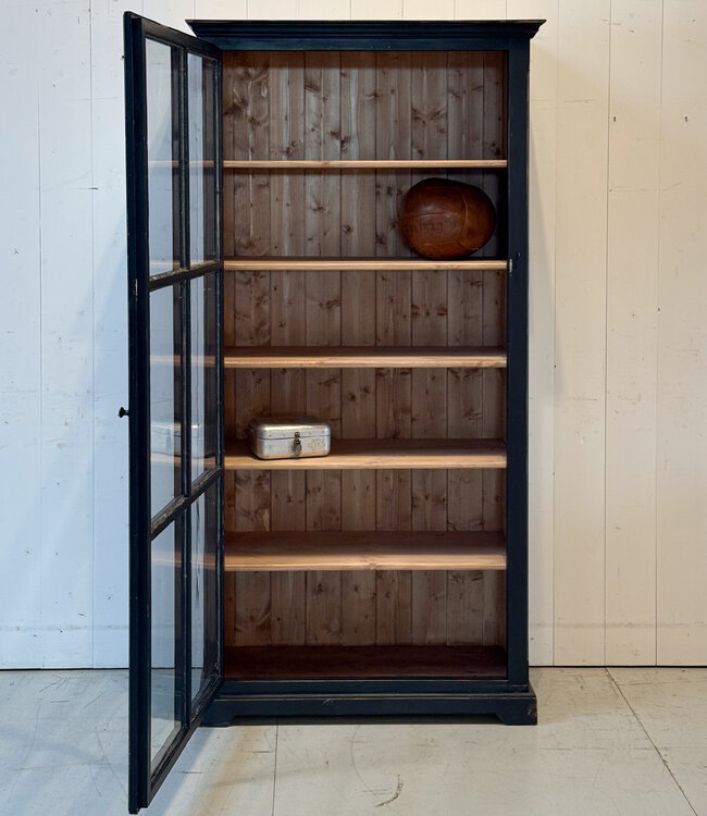 Schwarze Vintage-Vitrine aus Holz mit altem Glas