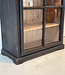 Schwarze Vintage-Vitrine aus Holz mit altem Glas