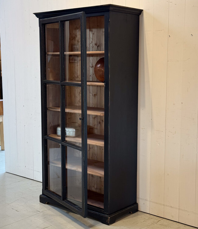 Schwarzer, antiker Holzvitrinenschrank mit altem Glas