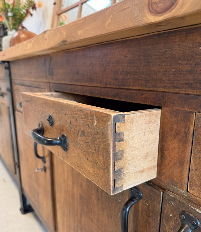 Industrielles Sideboard aus Holz mit Schubladen