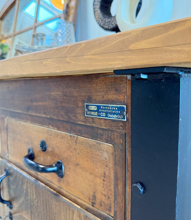 Industrielles Sideboard aus Holz mit Schubladen