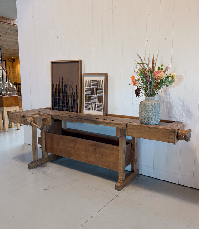 Vintage-Werkbank aus Holz mit Schraubstock