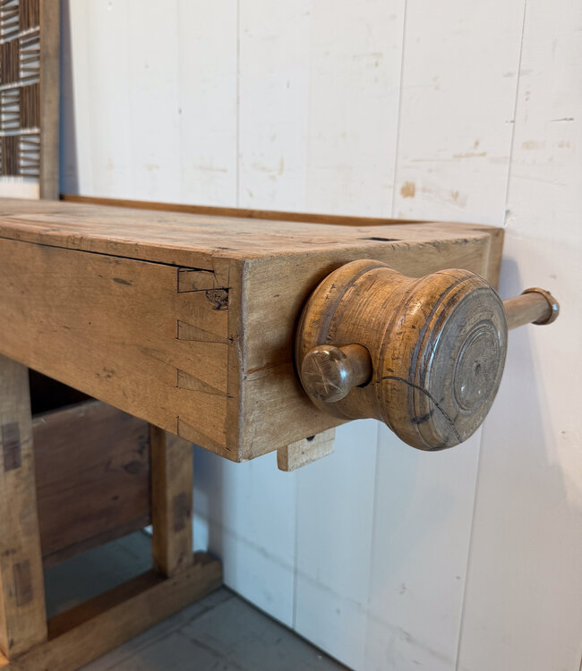 Vintage-Werkbank aus Holz mit Schraubstock