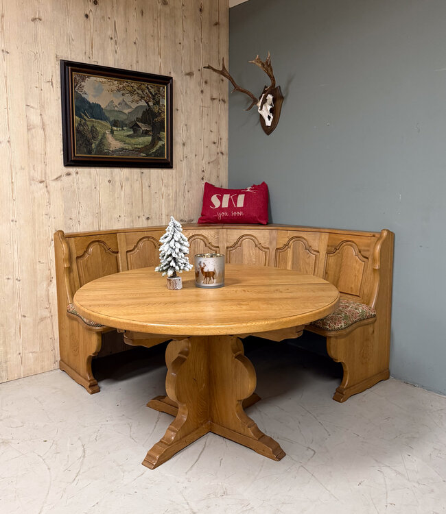 Runde Sitzgruppe im österreichischen Stil | Stube-Sitzbereich | Rundes Sofa + Tisch