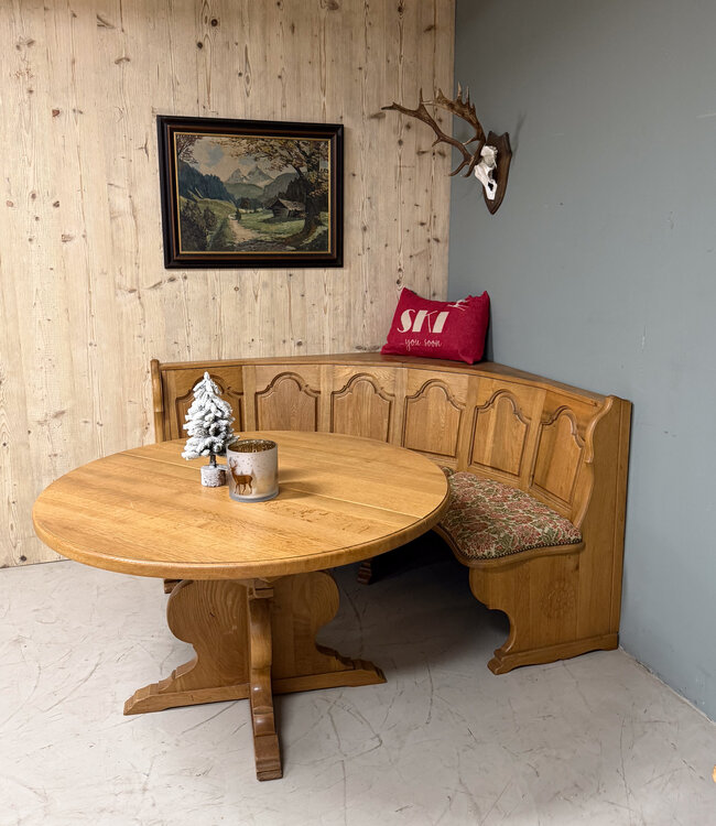 Runde Sitzgruppe im österreichischen Stil | Stube-Sitzbereich | Rundes Sofa + Tisch