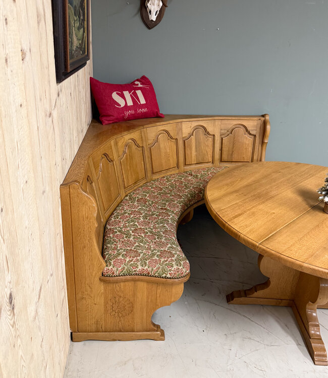 Austrian round seating | Stube seating area | Round sofa + table