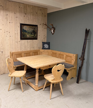 Oldwood Sitzbereich der österreichischen Alpen-Stube