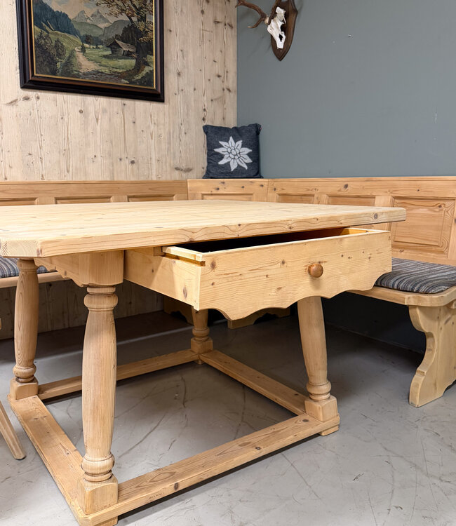 Sitzbereich der österreichischen Alpen-Stube