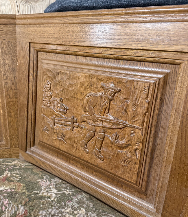 Oostenrijkse Stube eethoek met jacht houtsnijwerk