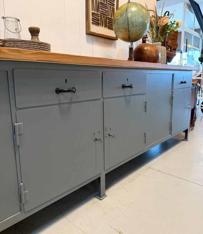 Industrielles Sideboard mit Schubladen