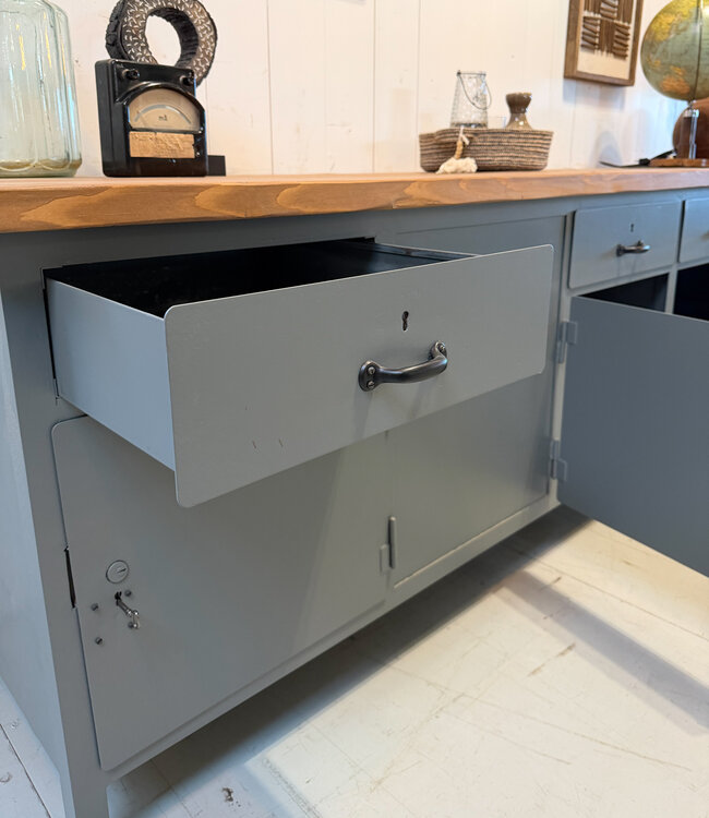 Industrielles Sideboard mit Schubladen