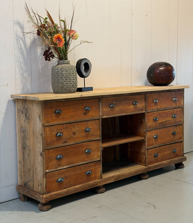 Anrichte aus Holz mit Schubladen