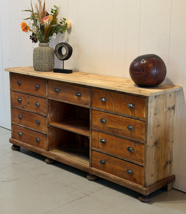Anrichte aus Holz mit Schubladen