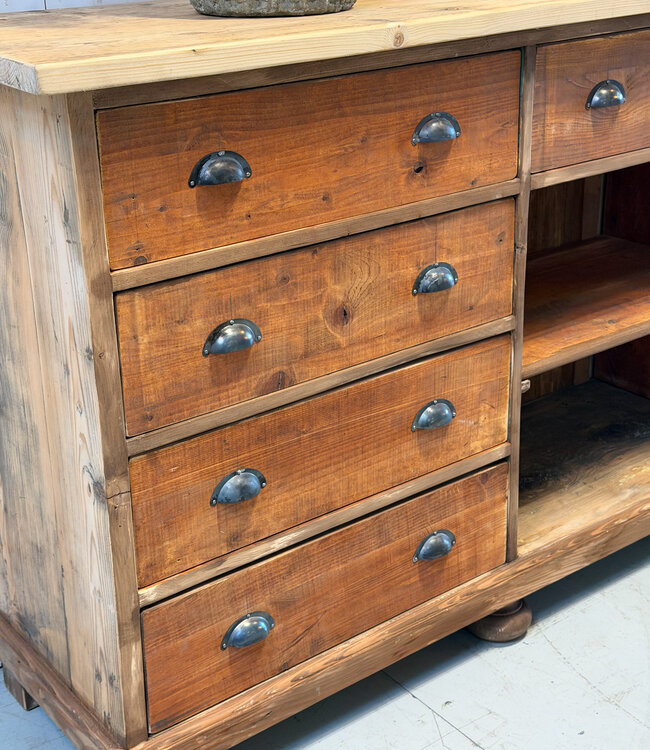Anrichte aus Holz mit Schubladen