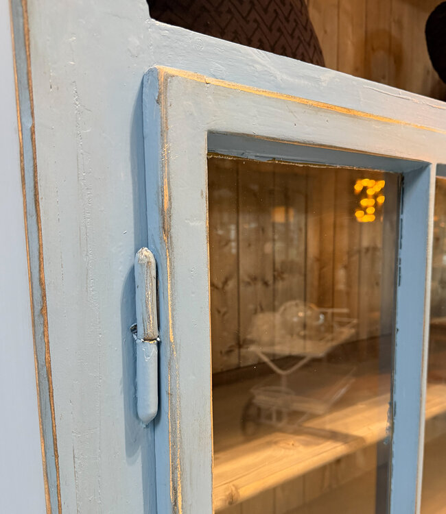 Vintage blauwe vitrinekast