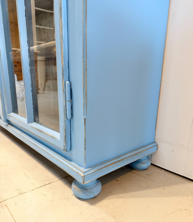 Vintage blauwe vitrinekast