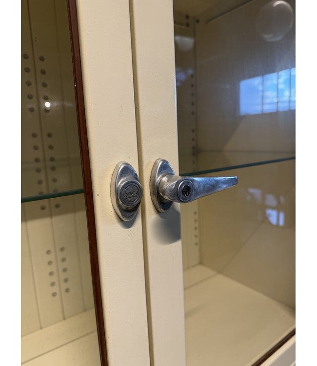 Vintage Apothekerschrank / weißer Medizinschrank