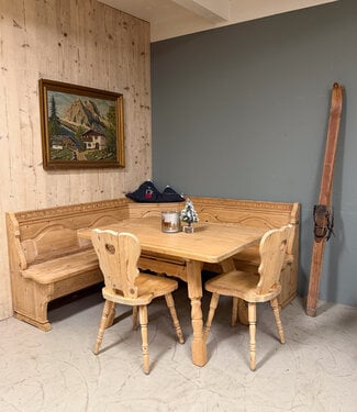 Oldwood Alpine interior seating area | Stube dining area | Vintage corner sofa