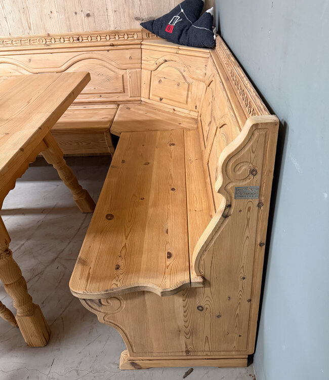 Alpine interior seating area | Stube dining area | Vintage corner sofa