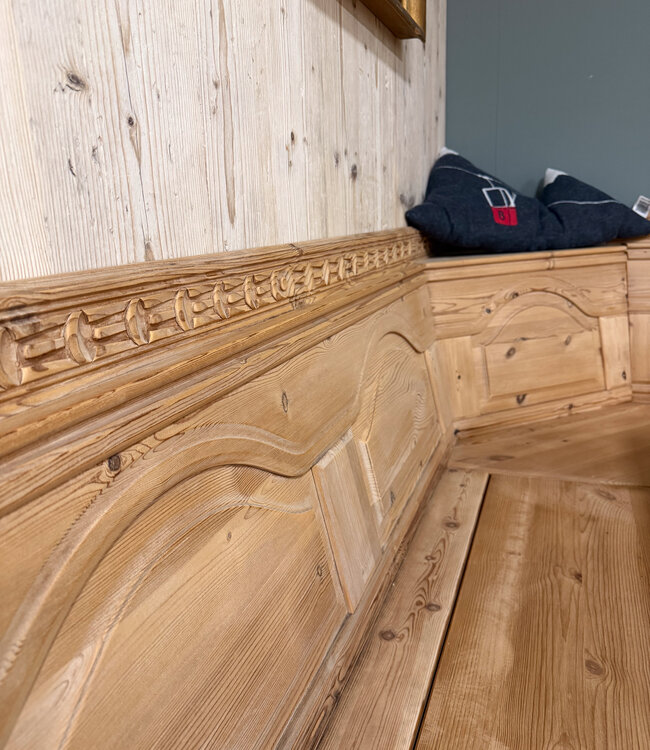 Alpine interior seating area | Stube dining area | Vintage corner sofa