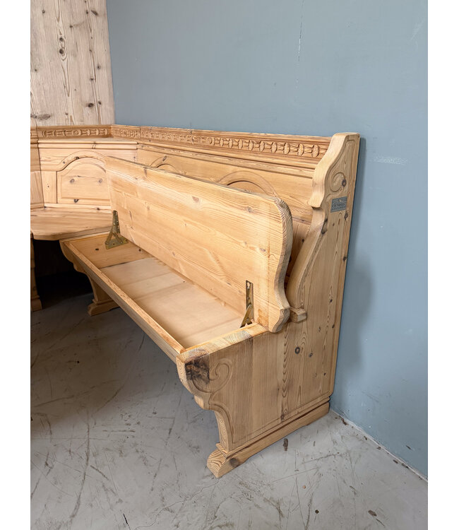 Alpine interior seating area | Stube dining area | Vintage corner sofa