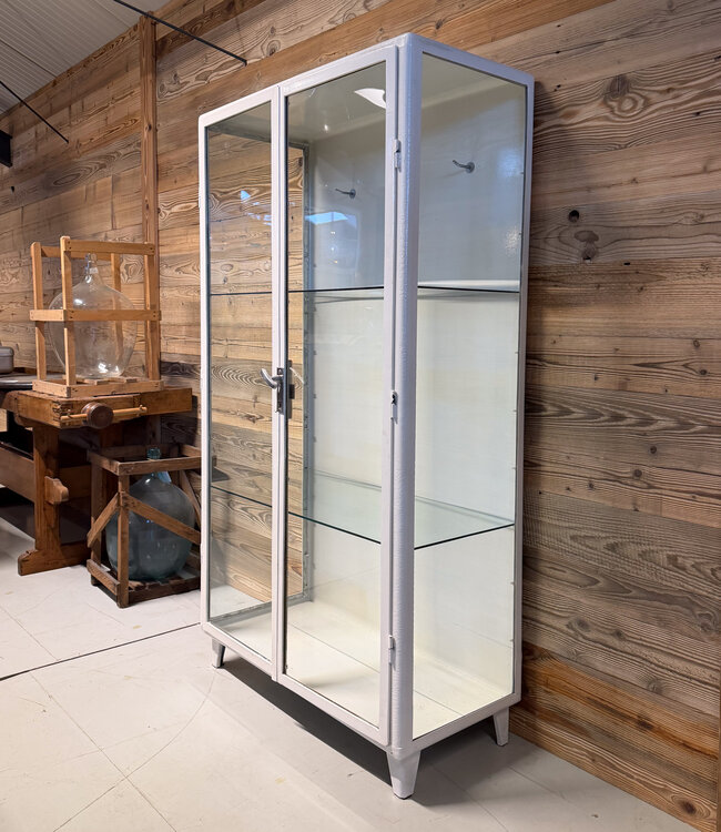 White vintage medicine cabinet