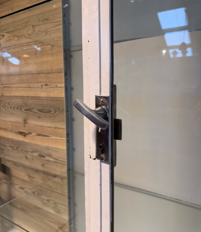 Weißer Vintage-Medizinschrank