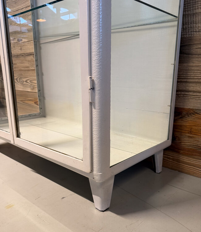 White vintage medicine cabinet