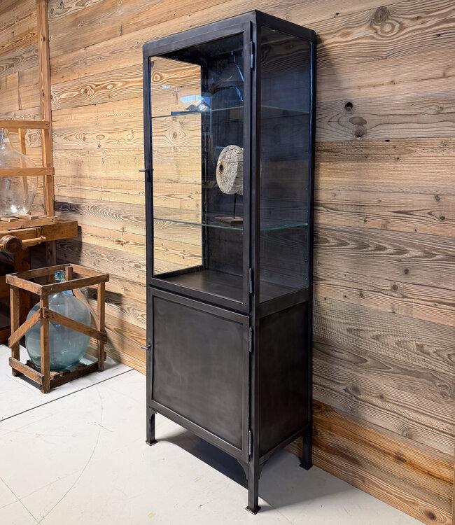 Gestraalde vintage apothekerskast