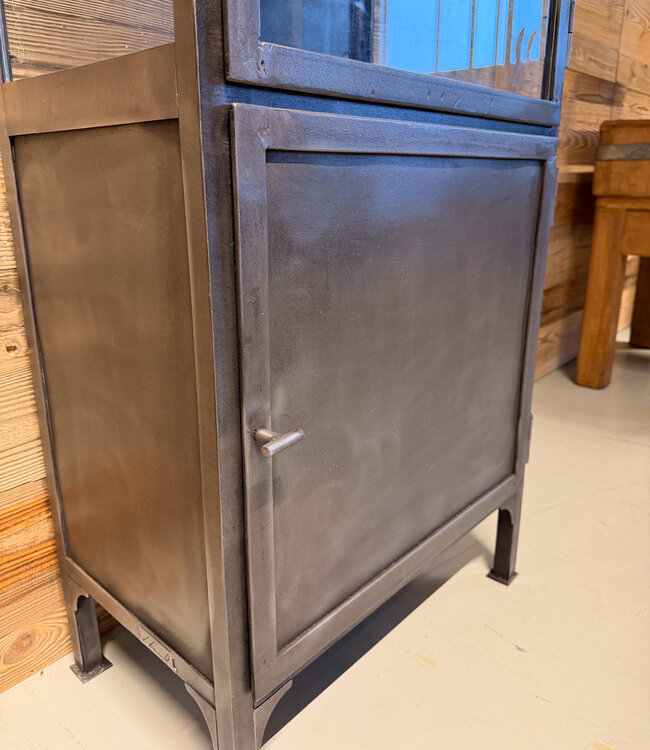 Gesprengter Vintage Apothekerschrank