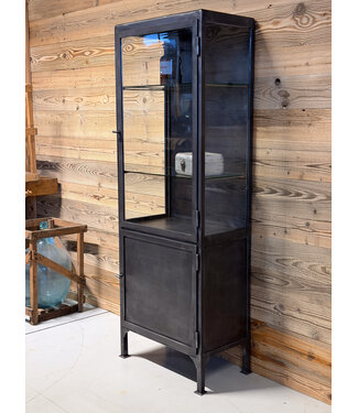 Vintage gestraalde apothekerskast