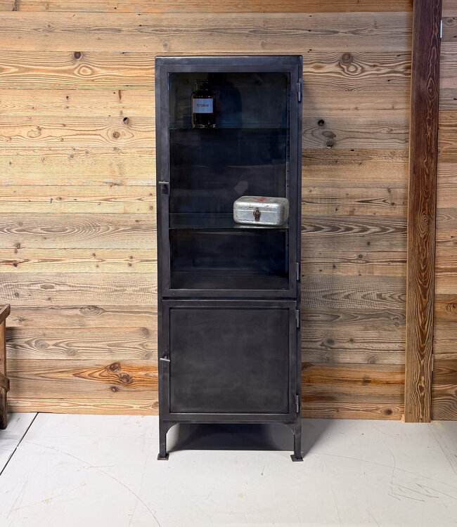 Vintage sandgestrahlter Medizinschrank