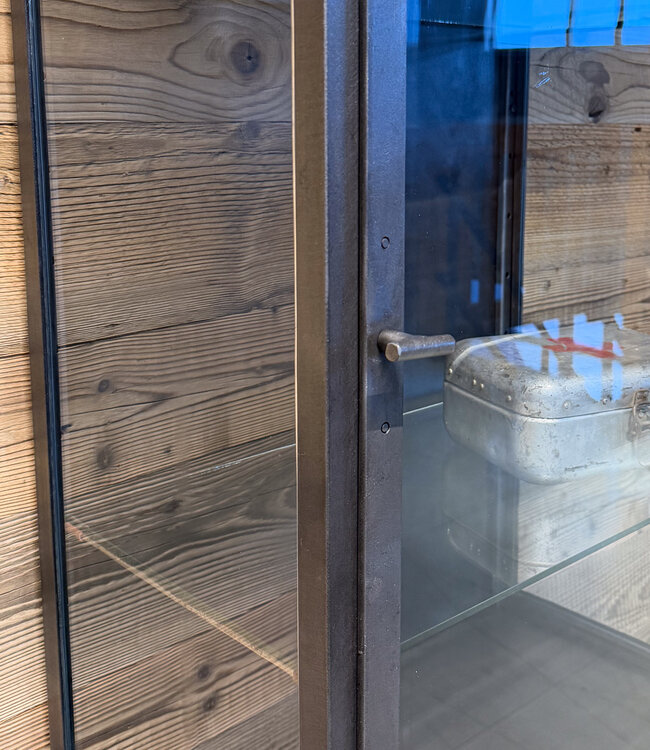 Vintage sandgestrahlter Medizinschrank