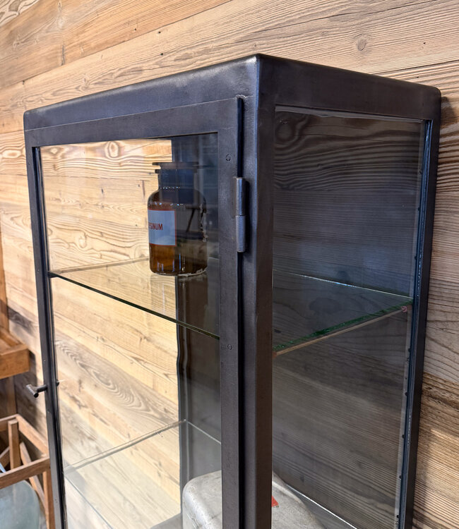 Vintage sandgestrahlter Medizinschrank