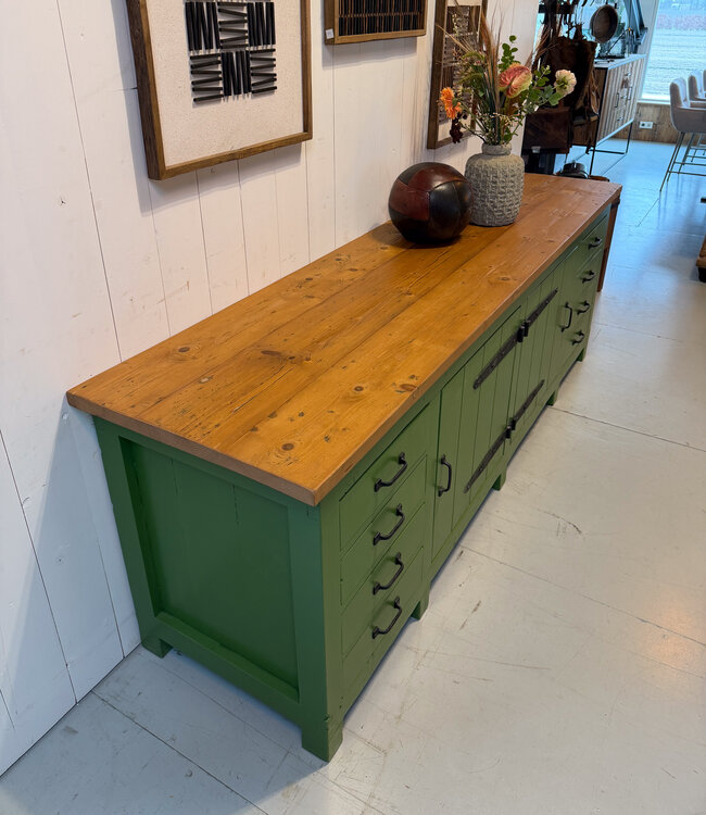 Vintage groene houten werkbank